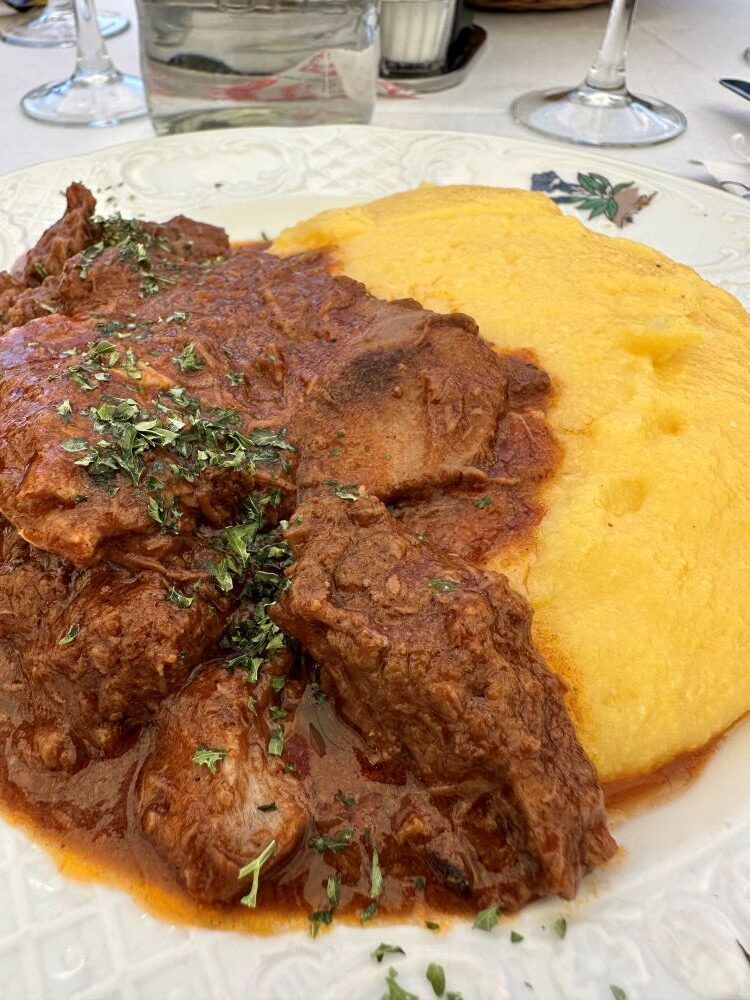 carne con polenta en dolomitas